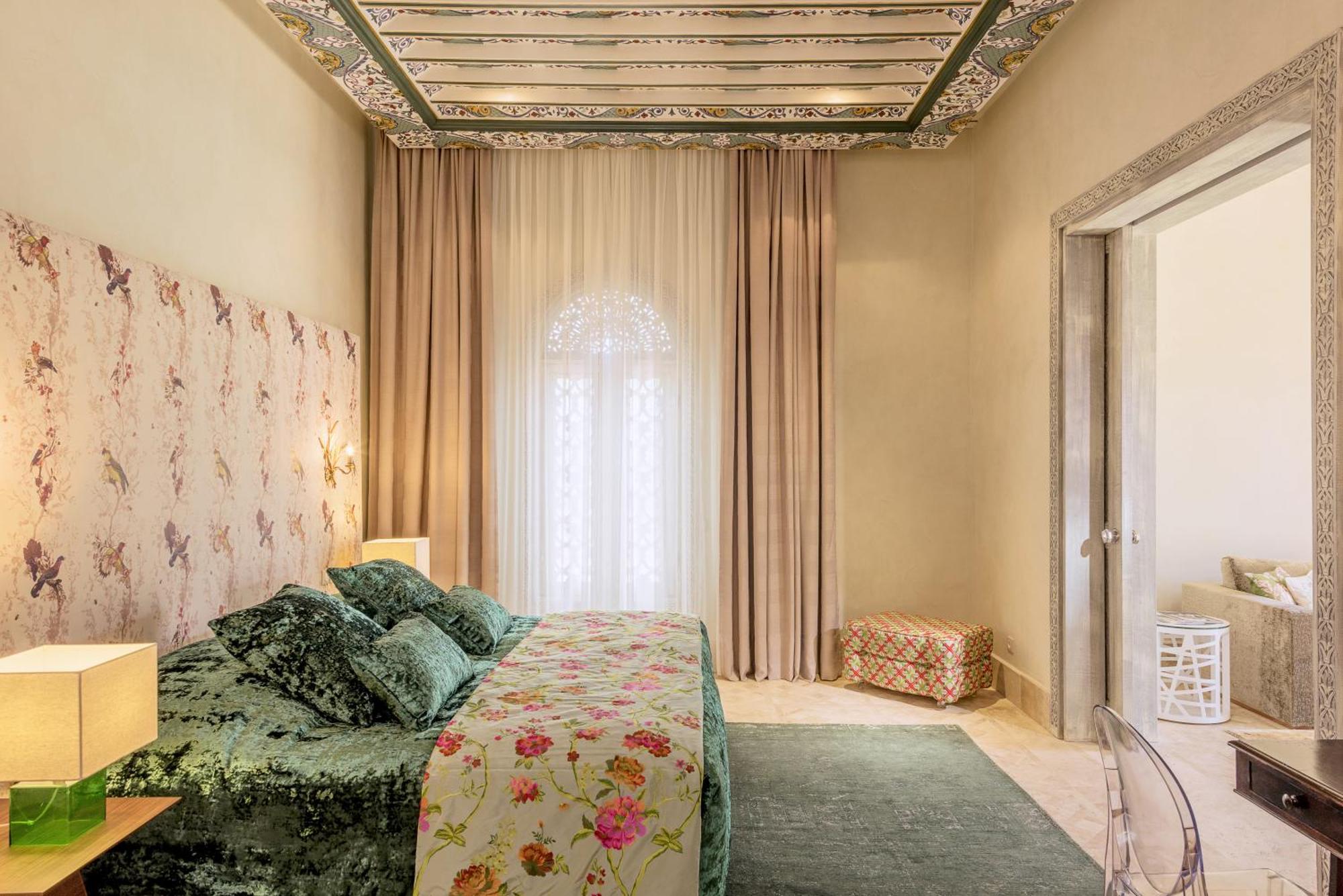 티그미자 스위트 앤 파빌리온 호텔 Ouled Jelal 객실 사진 A bedroom at the hotel