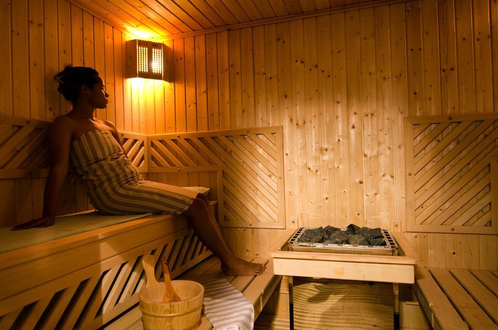 티그미자 스위트 앤 파빌리온 호텔 Ouled Jelal 외부 사진 A woman in a sauna
