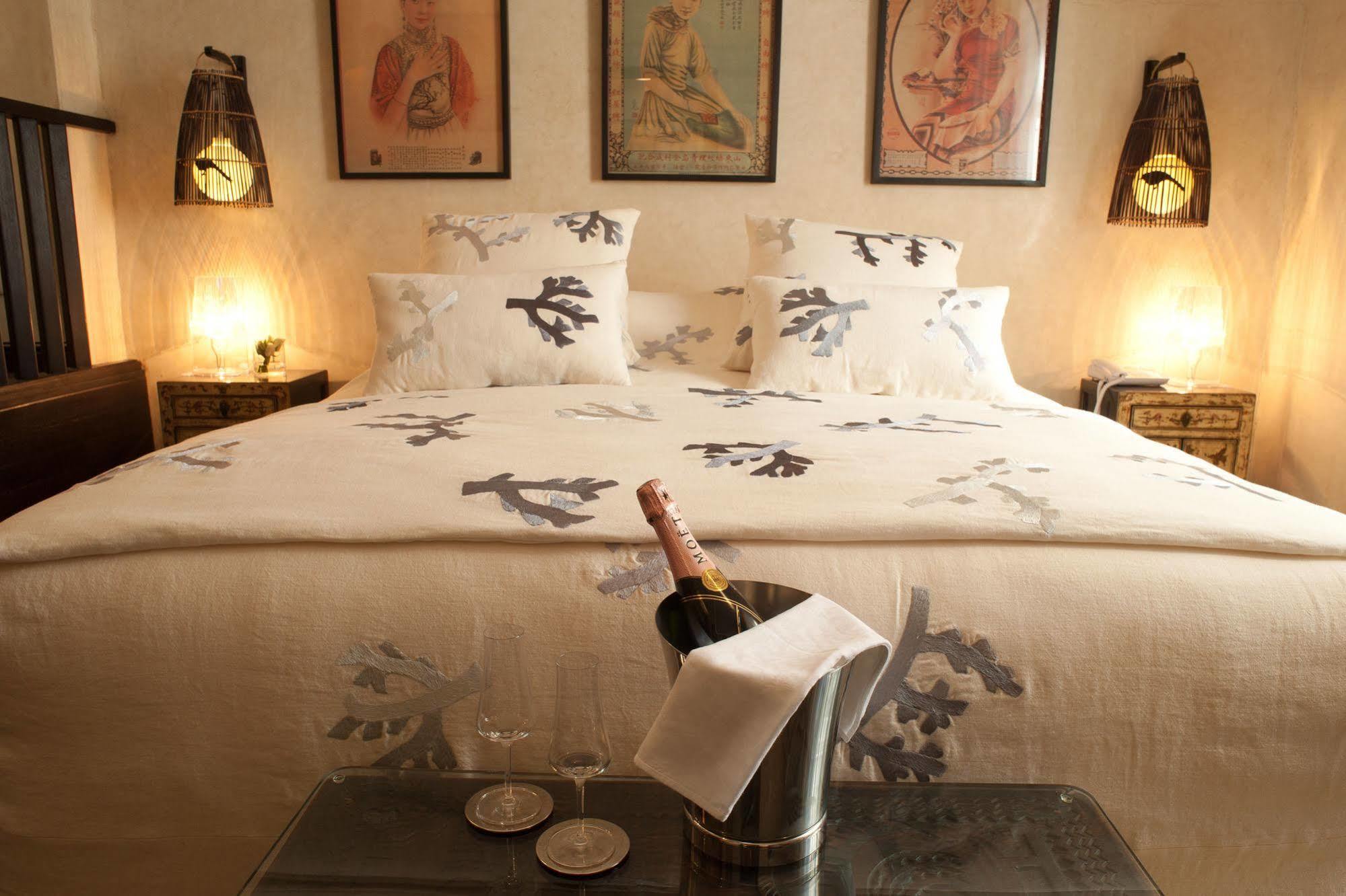 티그미자 스위트 앤 파빌리온 호텔 Ouled Jelal 객실 사진 A bedroom at the hotel