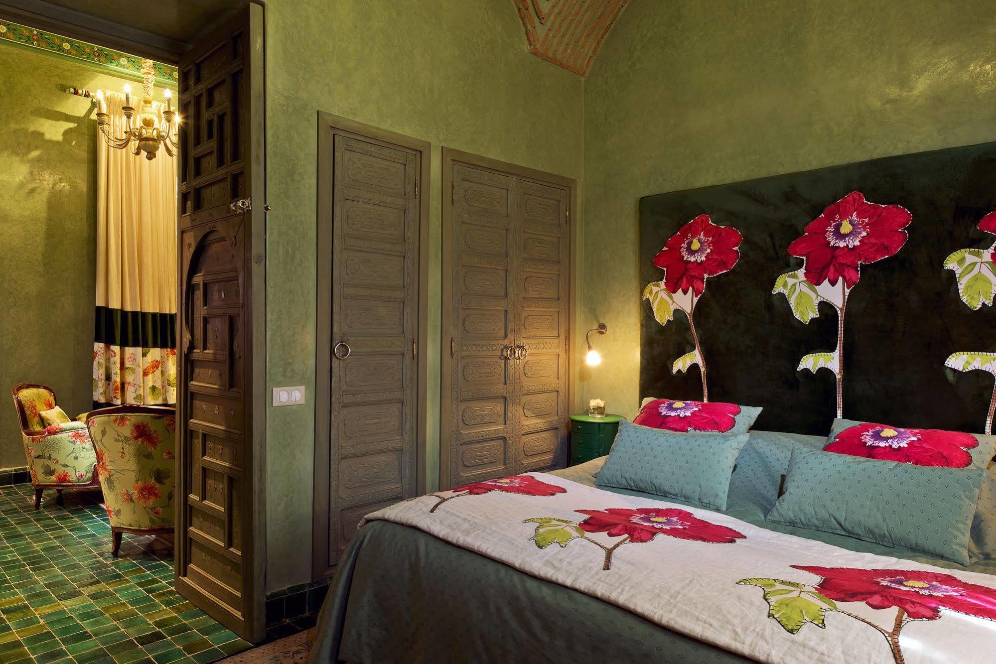 티그미자 스위트 앤 파빌리온 호텔 Ouled Jelal 외부 사진 A bedroom in the hotel